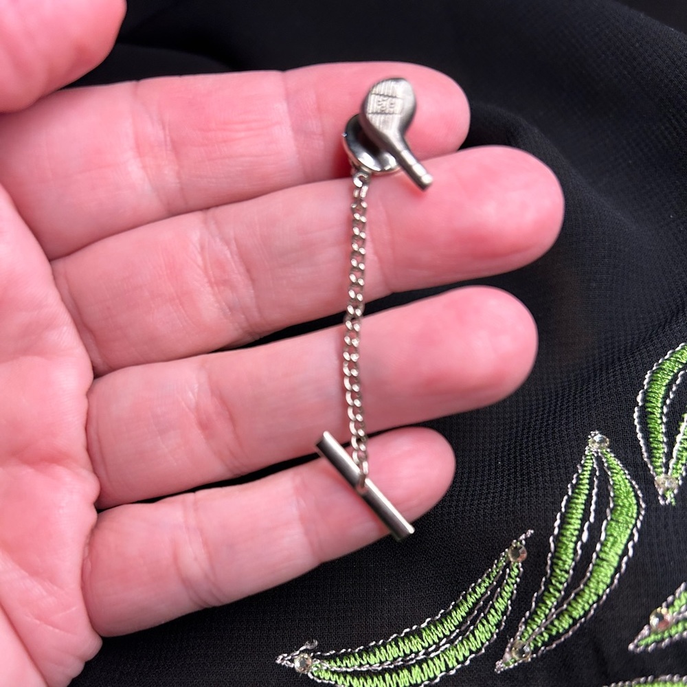 💜 CLEARANCE 2/5 Nice Silver Tone Metal Golf Club Tie Tack. Unbranded.